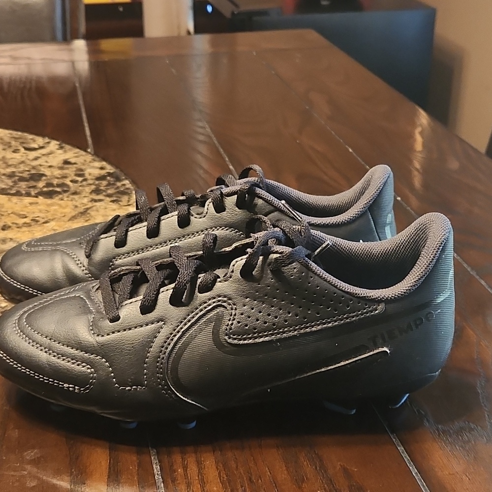 Girls youth soccer shoes